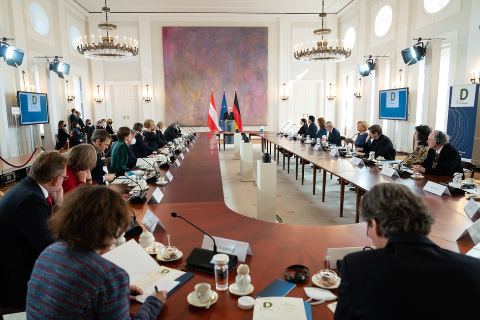 Bundespräsident Frank-Walter Steinmeier hält eine Ansprache beim Symposium zum Forum Bellevue: 'Zur Zukunft der Demokratie – Wie stärken wir die Republik?' im Großen Saal in Schloss Bellevue